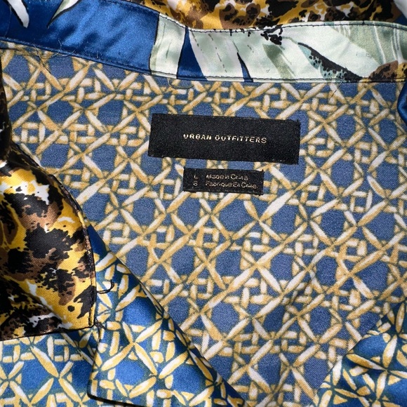 Urban Outfitters Men’s jaguar button down - Picture 4 of 5